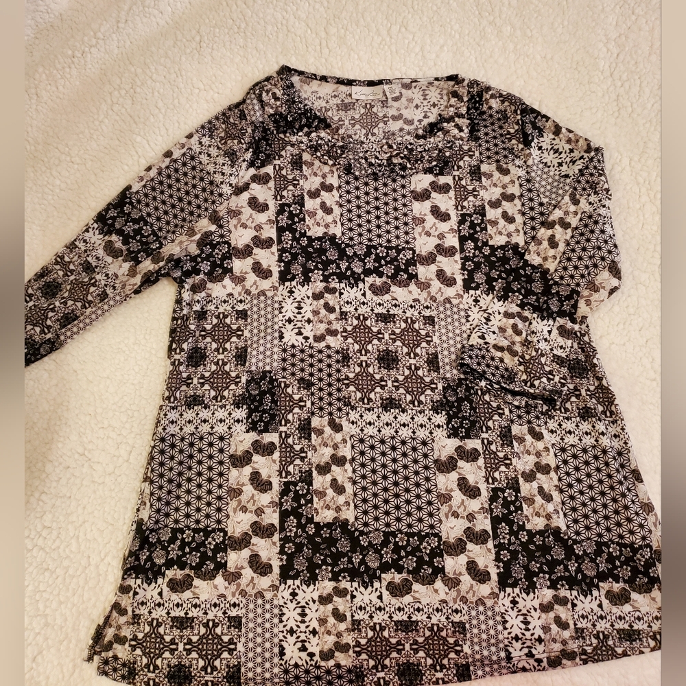 Kim Rogers Petite XL Womens 3/4 sleeve pull over shirt. black and white design